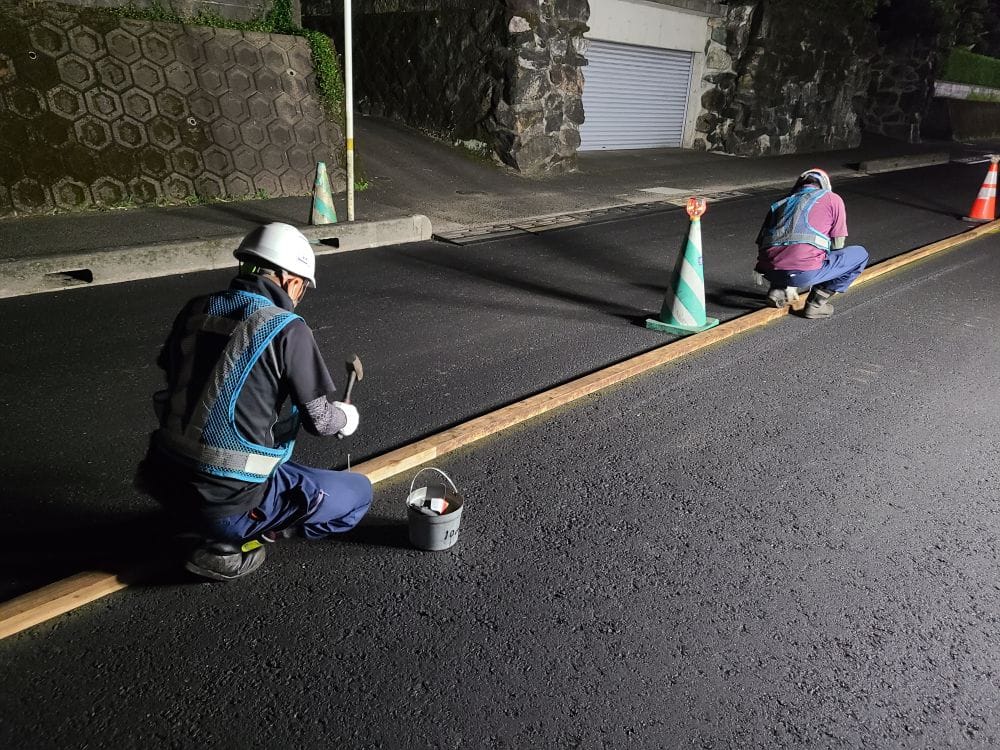 宮崎県都城市安久ローソン前の舗装工事!夜間の現場でも熱気で非常に暑い。。。職人の技術と努力の表層工!