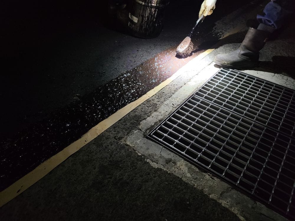 宮崎県都城市安久ローソン前の舗装工事!夜間の現場でも熱気で非常に暑い。。。職人の技術と努力の表層工!