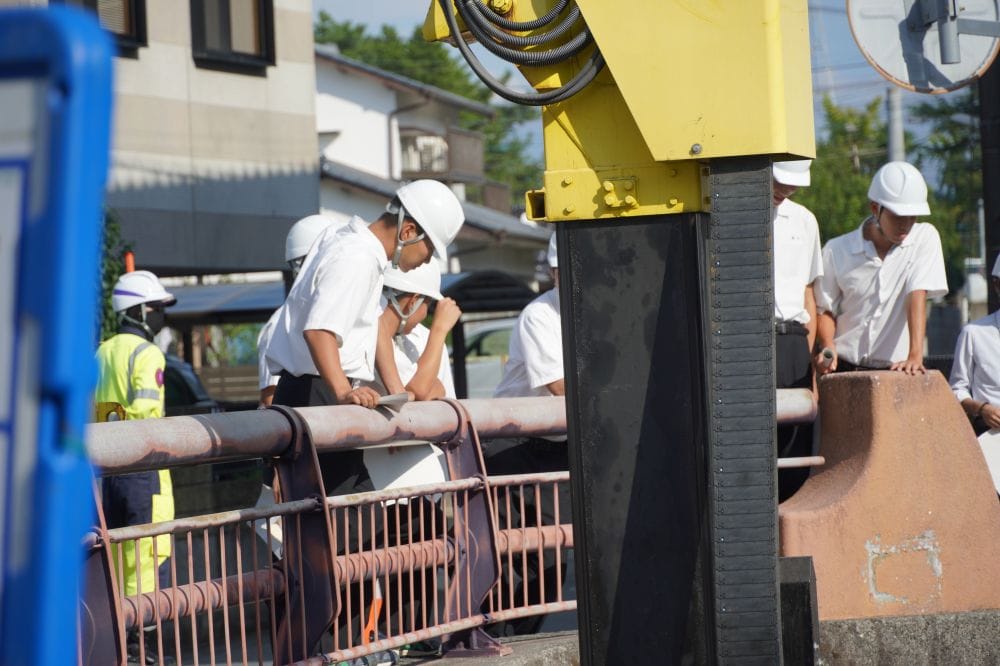 熊本にて高校生の現場見学に対応！橋梁点検車を見て聞いて体験！