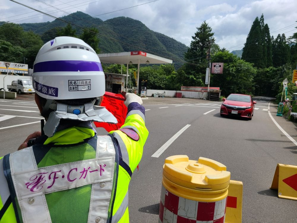 西米良の銀鏡トンネル片側通行！空調服を着用しての交通誘導です！