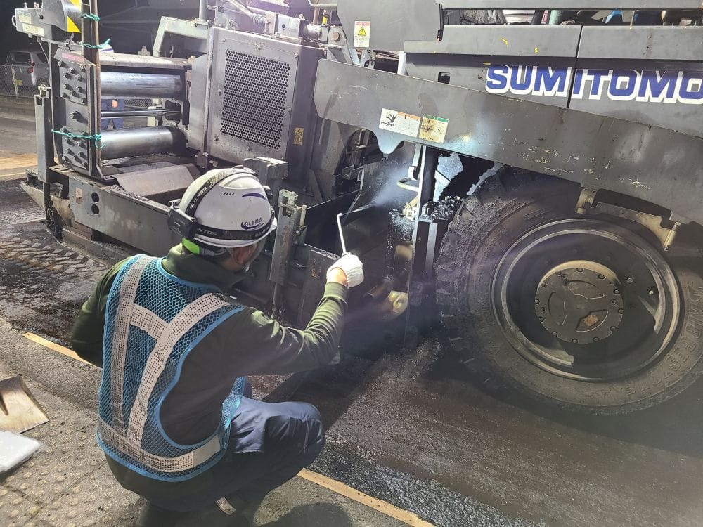 宮崎県都城市安久ローソン前の舗装工事!夜間の現場でも熱気で非常に暑い。。。職人の技術と努力の表層工!