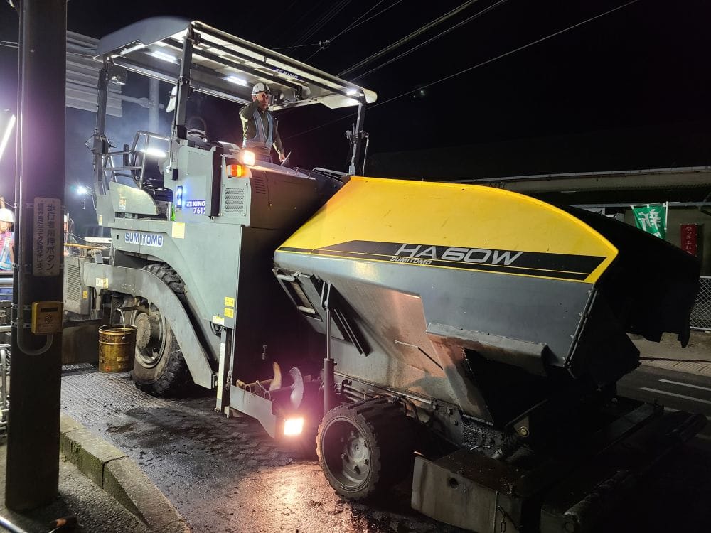 宮崎県都城市安久ローソン前の舗装工事!夜間の現場でも熱気で非常に暑い。。。職人の技術と努力の表層工!