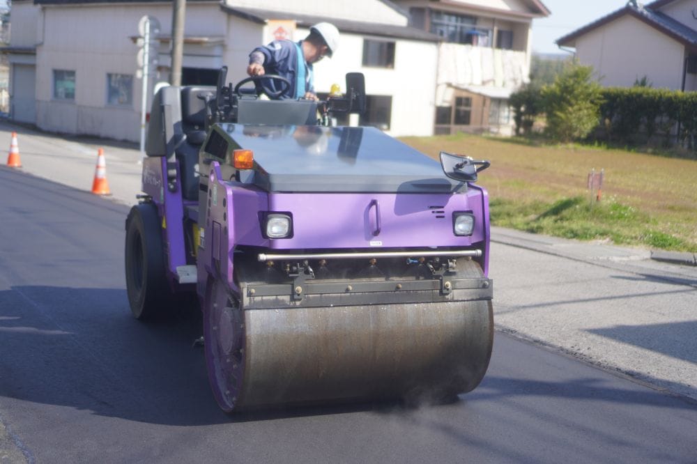 舗装の現場で大活躍！コンバインドローラーを納車しました♪