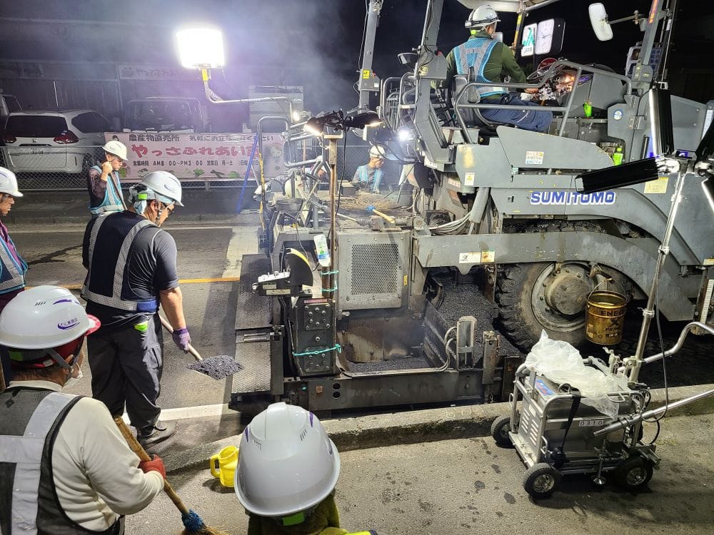 宮崎県都城市安久ローソン前の舗装工事!夜間の現場でも熱気で非常に暑い。。。職人の技術と努力の表層工!