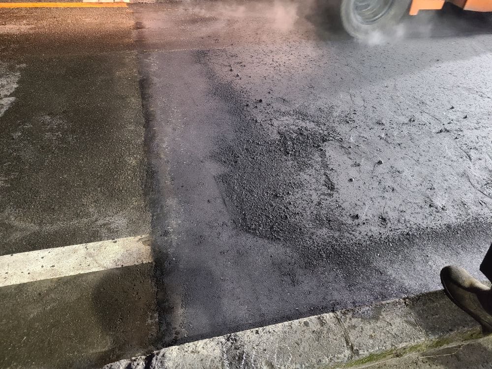 宮崎県都城市安久ローソン前の舗装工事!夜間の現場でも熱気で非常に暑い。。。職人の技術と努力の表層工!