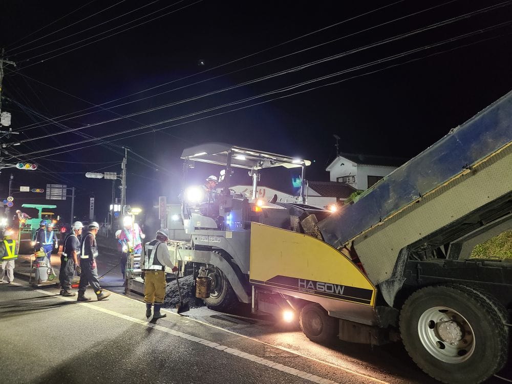 宮崎県都城市安久ローソン前の舗装工事!夜間の現場でも熱気で非常に暑い。。。職人の技術と努力の表層工!