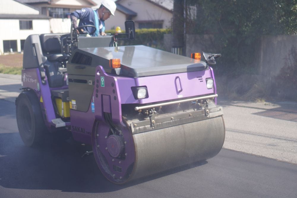 舗装の現場で大活躍！コンバインドローラーを納車しました♪