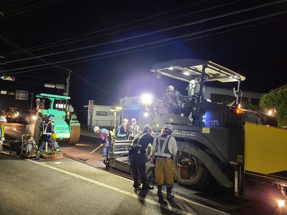 宮崎県都城市安久ローソン前の舗装工事!夜間の現場でも熱気で非常に暑い。。。職人の技術と努力の表層工!