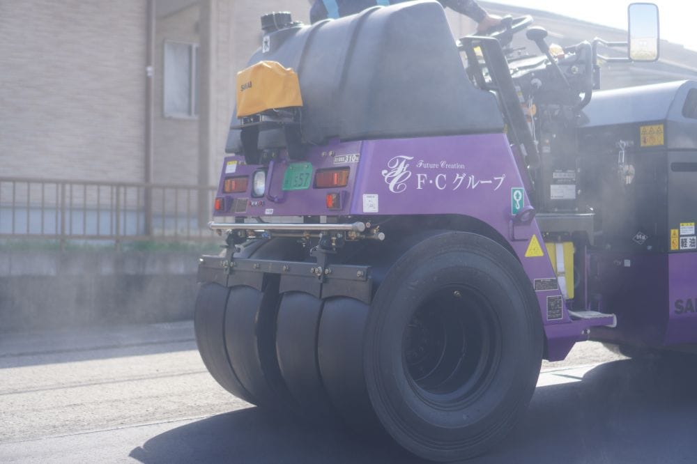 舗装の現場で大活躍！コンバインドローラーを納車しました♪