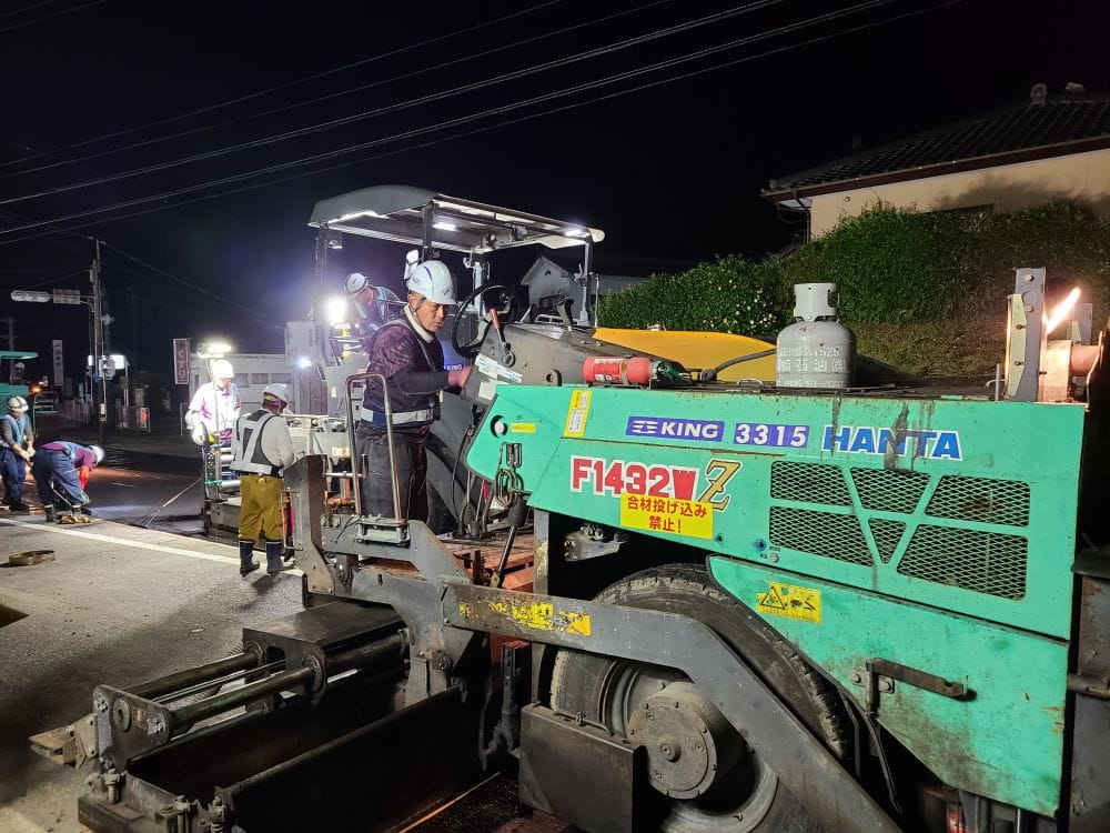宮崎県都城市安久ローソン前の舗装工事!夜間の現場でも熱気で非常に暑い。。。職人の技術と努力の表層工!