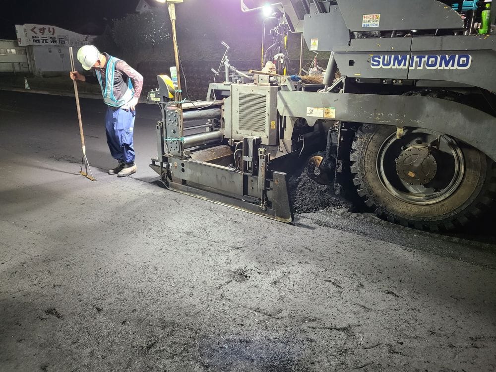 宮崎県都城市安久ローソン前の舗装工事!夜間の現場でも熱気で非常に暑い。。。職人の技術と努力の表層工!