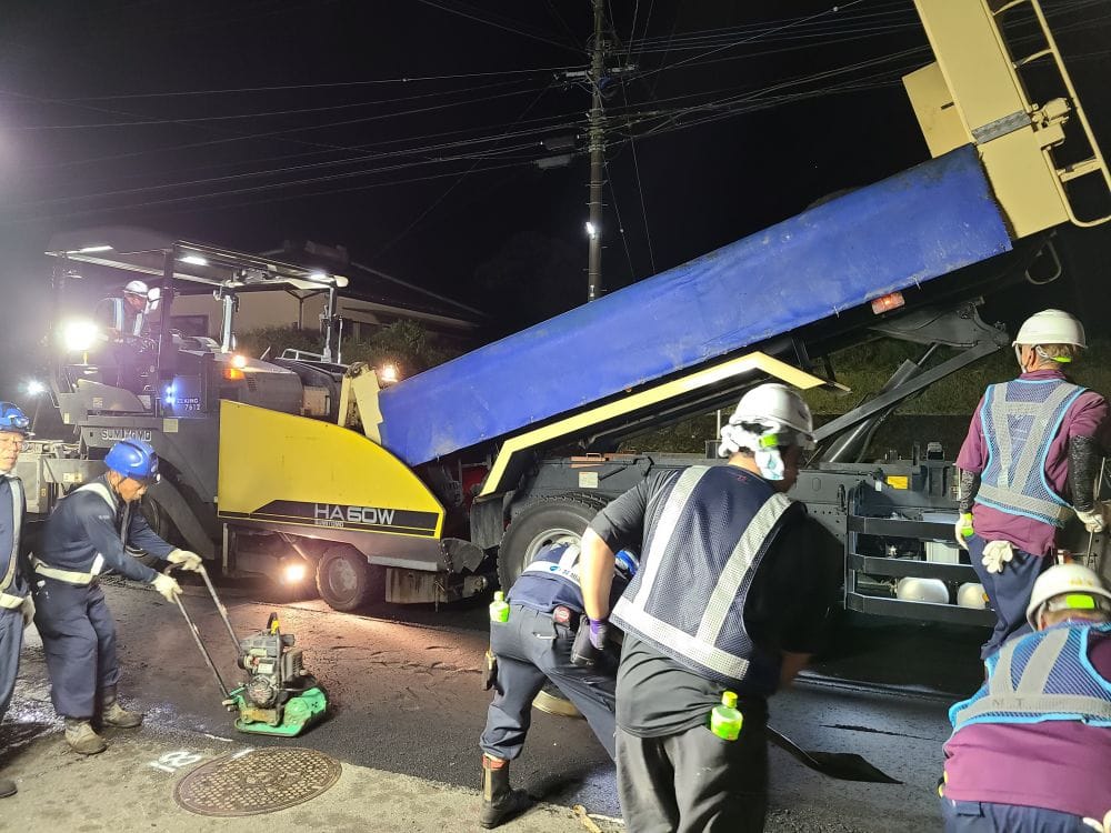 宮崎県都城市安久ローソン前の舗装工事!夜間の現場でも熱気で非常に暑い。。。職人の技術と努力の表層工!