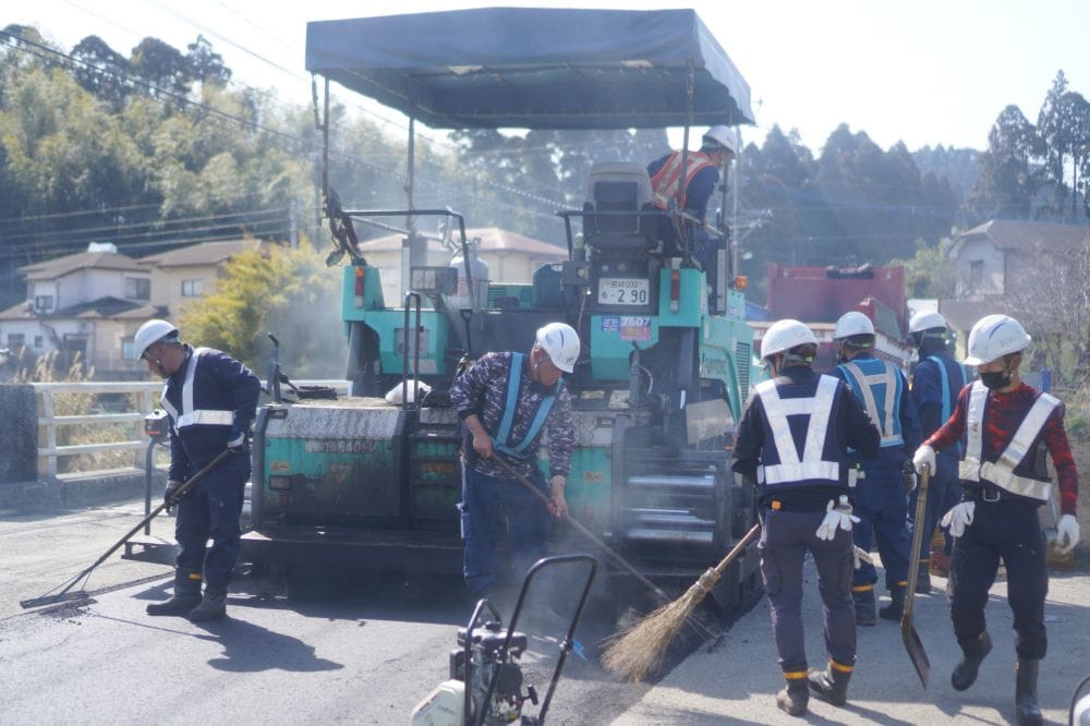 舗装の現場で大活躍！コンバインドローラーを納車しました♪