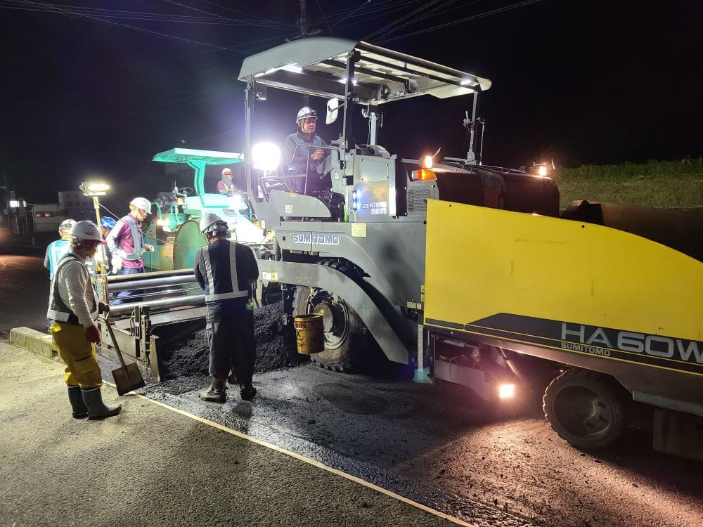 宮崎県都城市安久ローソン前の舗装工事!夜間の現場でも熱気で非常に暑い。。。職人の技術と努力の表層工!