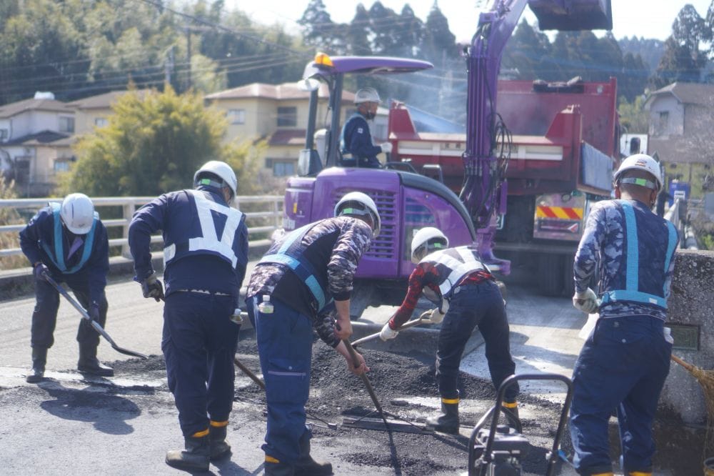 舗装の現場で大活躍！コンバインドローラーを納車しました♪