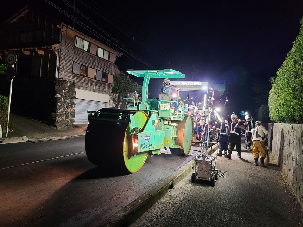 宮崎県都城市安久ローソン前の舗装工事!夜間の現場でも熱気で非常に暑い。。。職人の技術と努力の表層工!