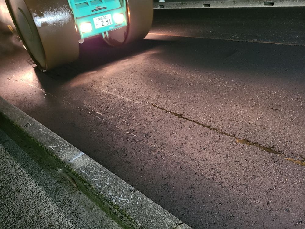 宮崎県都城市安久ローソン前の舗装工事!夜間の現場でも熱気で非常に暑い。。。職人の技術と努力の表層工!