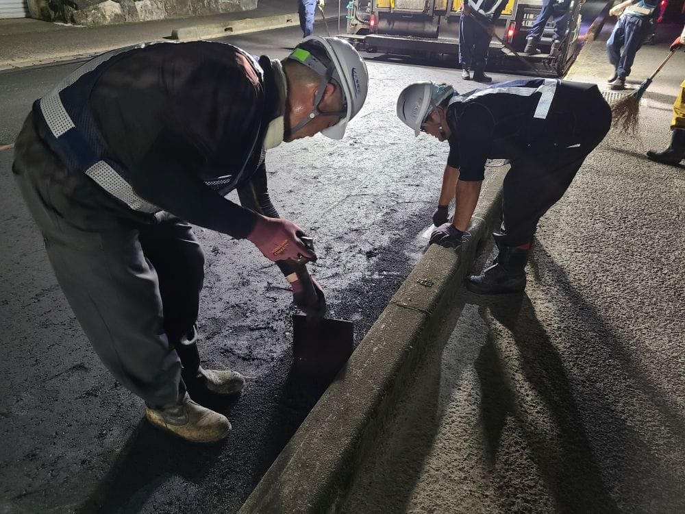 宮崎県都城市安久ローソン前の舗装工事!夜間の現場でも熱気で非常に暑い。。。職人の技術と努力の表層工!