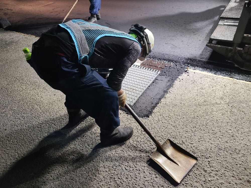 宮崎県都城市安久ローソン前の舗装工事!夜間の現場でも熱気で非常に暑い。。。職人の技術と努力の表層工!