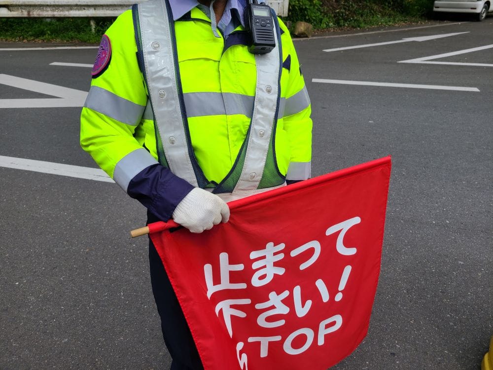 西米良の銀鏡トンネル片側通行！空調服を着用しての交通誘導です！